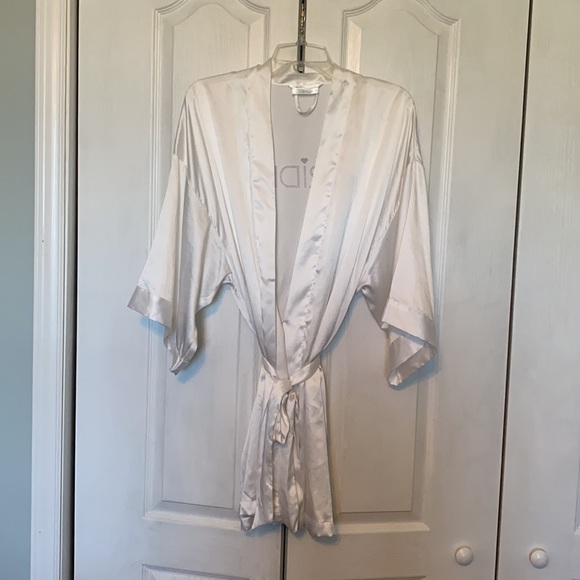 One size Victoria’s Secret Bridal robe in white. - Picture 2 of 5